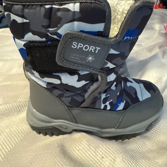 Boys insulated snow boot. Super trendy Camo. Like New. Boys 12.5. - Picture 8 of 8